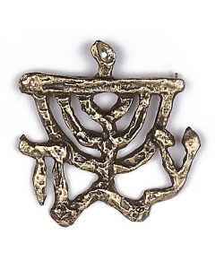 In the shape of a seven-branched menorah, flanked by Hebrew letters “Ayin” and “Chet” the initial letters of ‘Tree of Life.’ Surmounted by pear-shaped faceted gemstone. Reverse with Lipchitz’s signature in English. 2.5 x 1.5 inches.