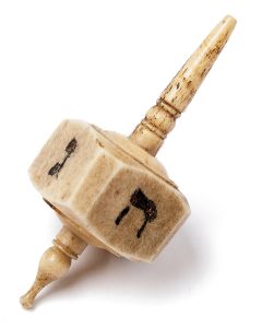Of classic form, with the four traditional Hebrew letters on each side. Length: 2.5 inches.