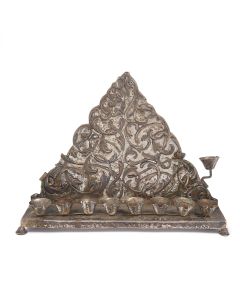 Shaped triangular backplate with eight oil receptacles at front each with a small lip; auxiliary light to one side. Struck on one foot with an “84”, eagle and Cyrillic maker’s mark. H: 21 cm (8 inches).