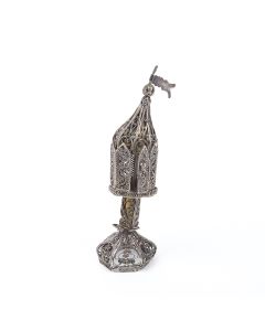 Sides with filigree arches and pennant finial, gilt cylindrical stem and filigree foot. H: 21 cm (8 inches).